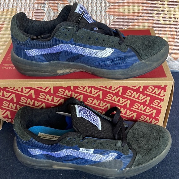 Vans WMNS Evdnt Ultimatewaf
(Deuce) Black/True Blue
VN0ASDY78B2
Sneakers - Picture 2 of 16